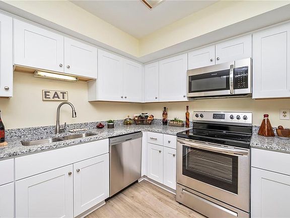 5th image of 4422 Point West Dr