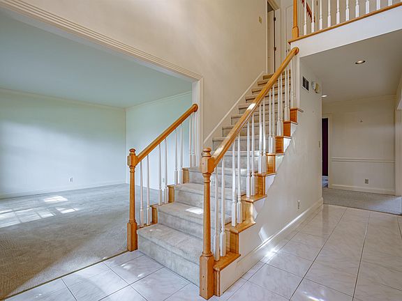 3rd image of 930 Greengate Ct
