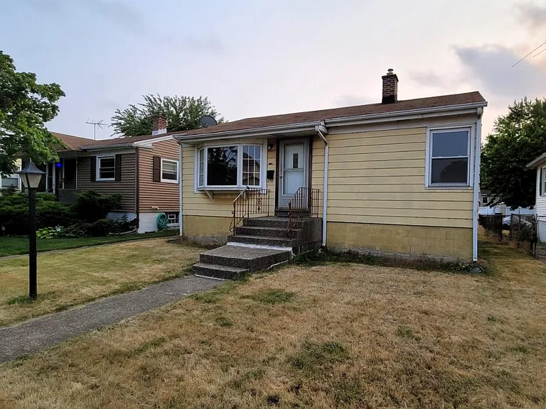 2716 White Oak Ave — Photo 2