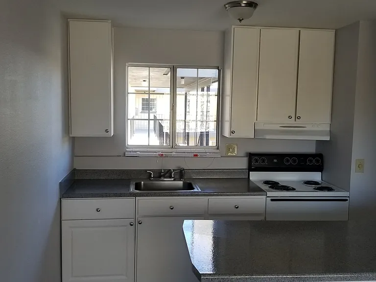 1140 Jones St — Photo 23