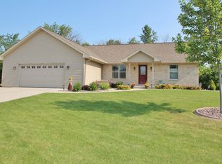 1964 N Cross Creek Cir, De Pere, WI 54115