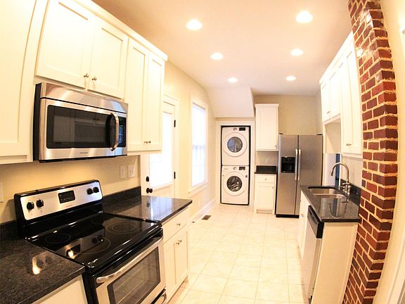 3rd image of 391 Pinecrest Dr