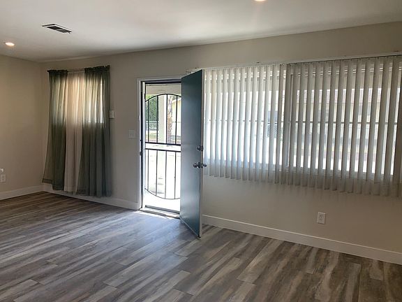 Living room/dining area