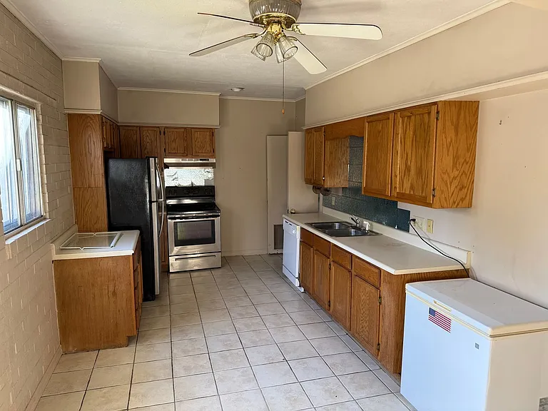 428 W Locust St — Photo 4