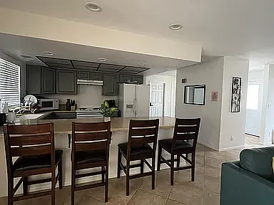 7 bed, 2251 sqft, $3,700 — Photo 4