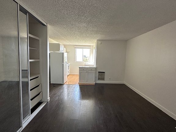 5th image of 617 Illinois Ct APT 18