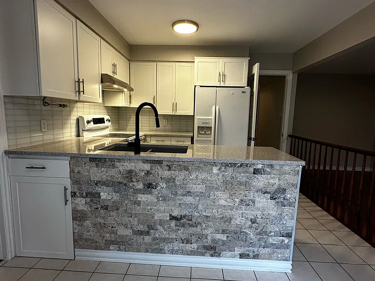 74 Barrydale Cres — Photo 8