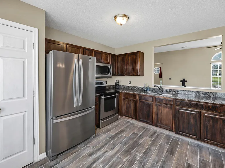 331 Woodcote Dr — Photo 7