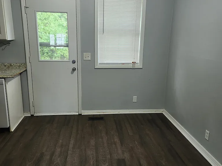 1438 E Cedar Ln — Photo 2