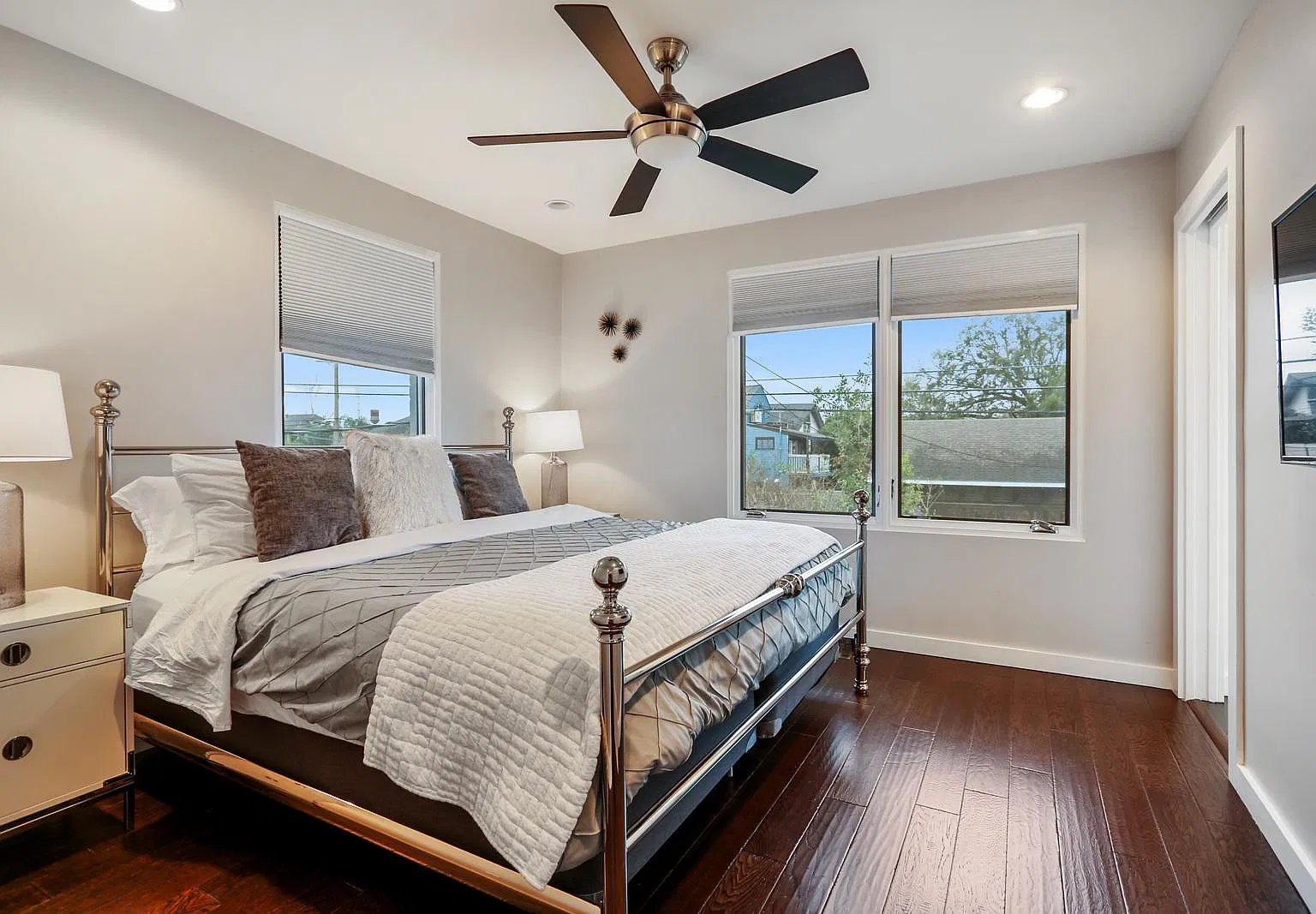 2 bed, 2.5 bath, 1300 sqft, $2,500 — Photo 4