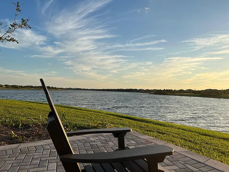 MILE LONG LAKE WITH FIREPIT.. SHORT WALK