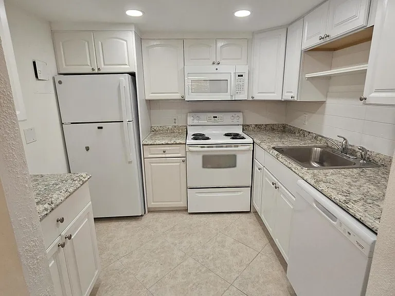 211 E Saxony Ln #211 — Photo 4
