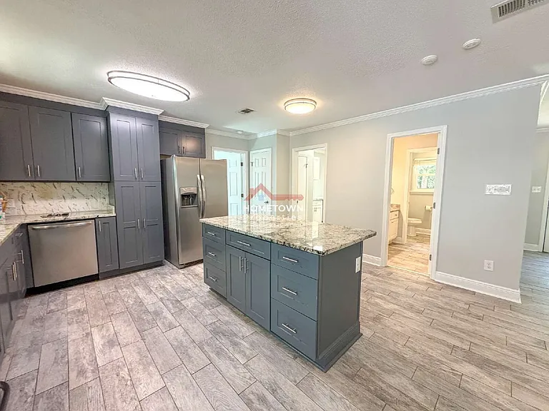 220 Cordoba St — Photo 9