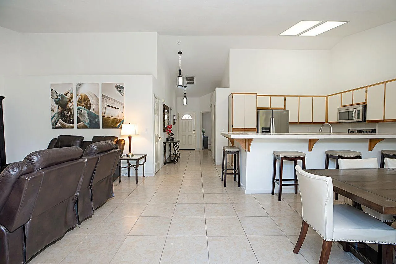 2 bed, 1350 sqft, $2,700 — Photo 2