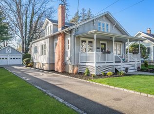 121 Clinton Ave, Huntington, NY 11743
