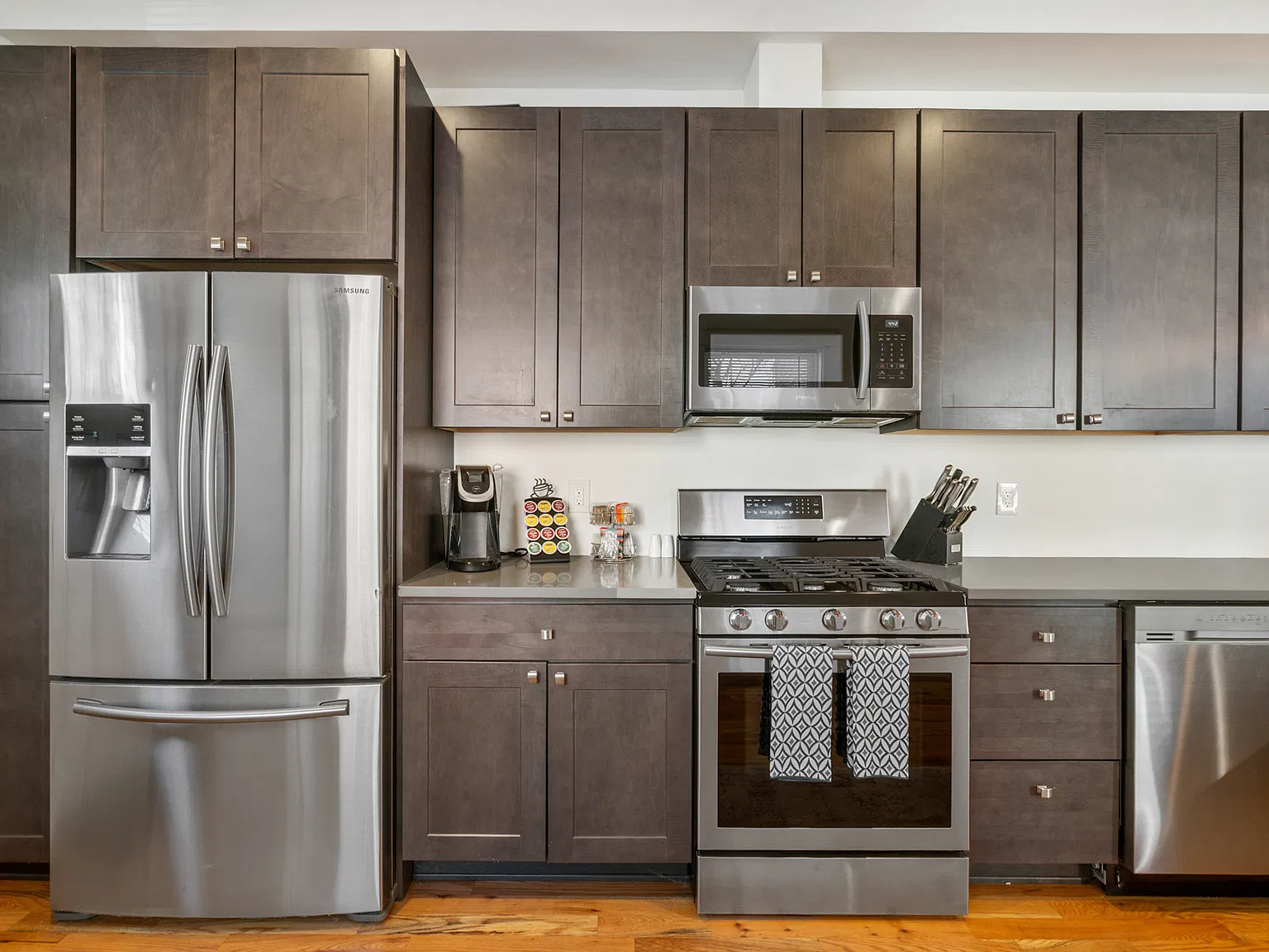 3 bed, 2300 sqft, $4,100 — Photo 4