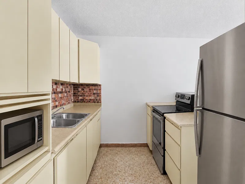 4 bed, 1.0 bath, 914 sqft, $1,450 — Photo 3