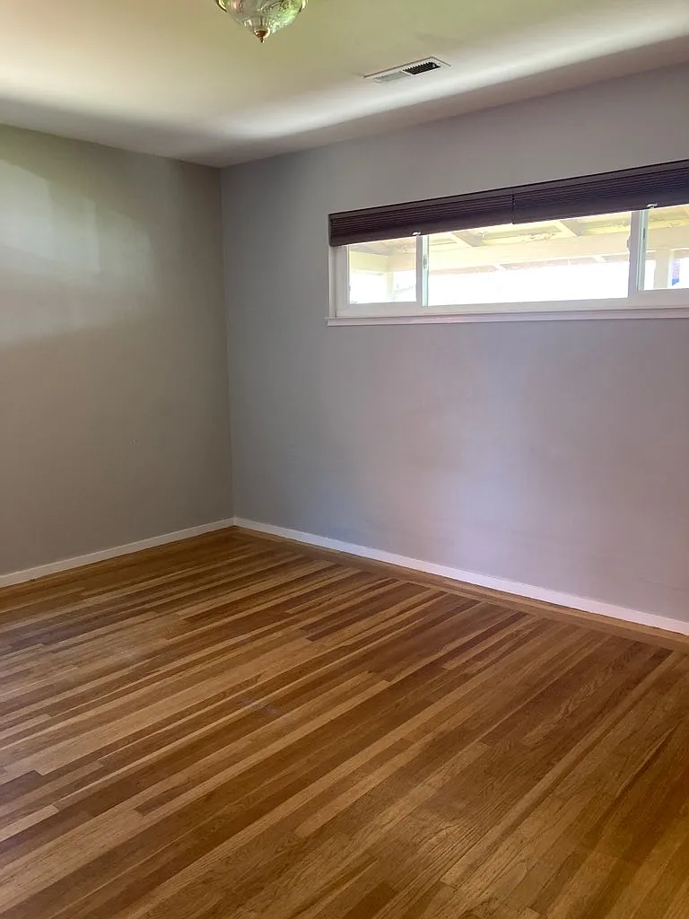 3 bed, 1075 sqft, $4,200 — Photo 2