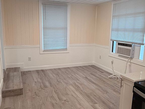 5th image of 608 Poplar St