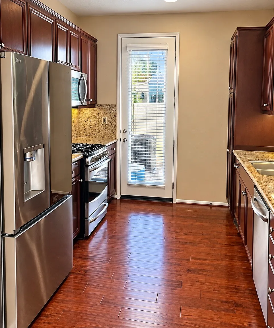 2 bed, 2.5 bath, 1194 sqft, $3,795 — Photo 2