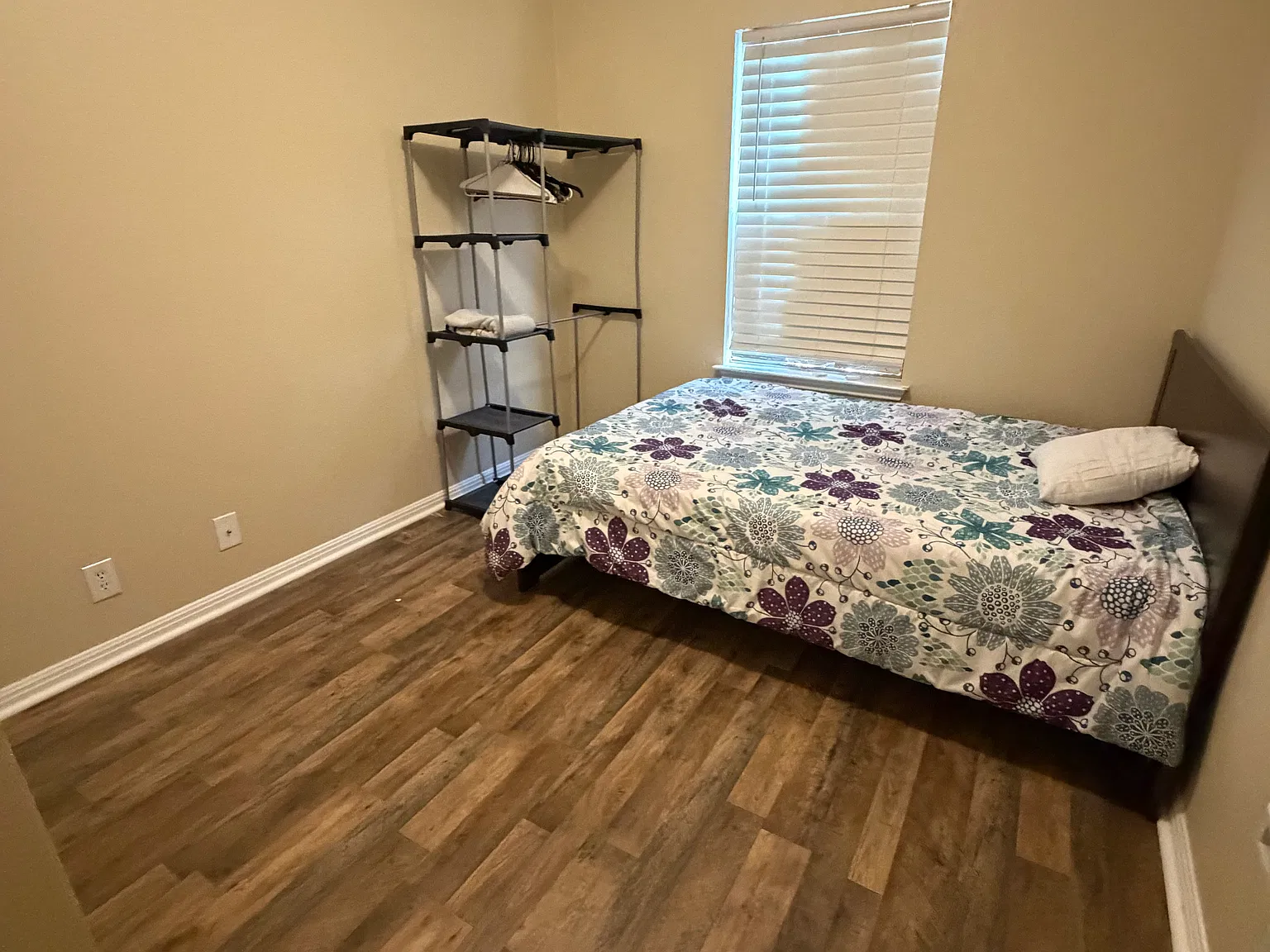 5 bed, 1800 sqft, $700 — Photo 3