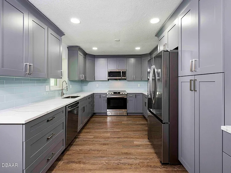 6118 Del Rio Dr — Photo 2