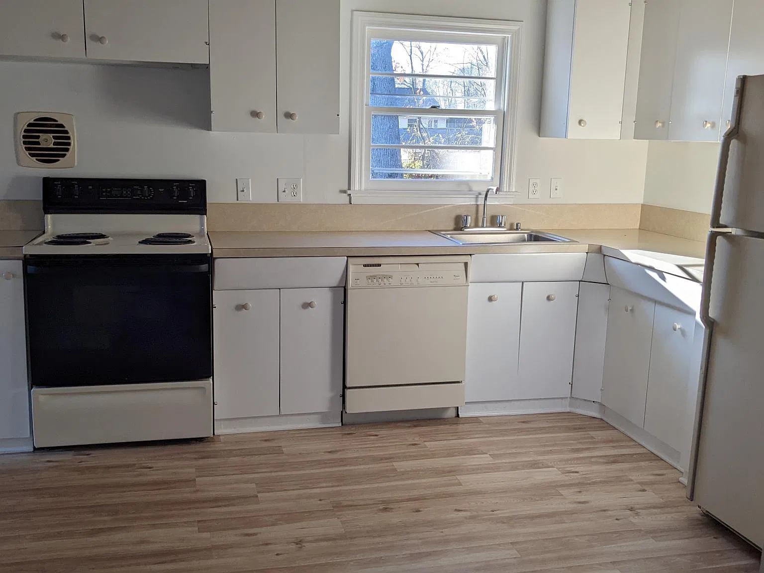 3 bed, 1256 sqft, $2,500 — Photo 2