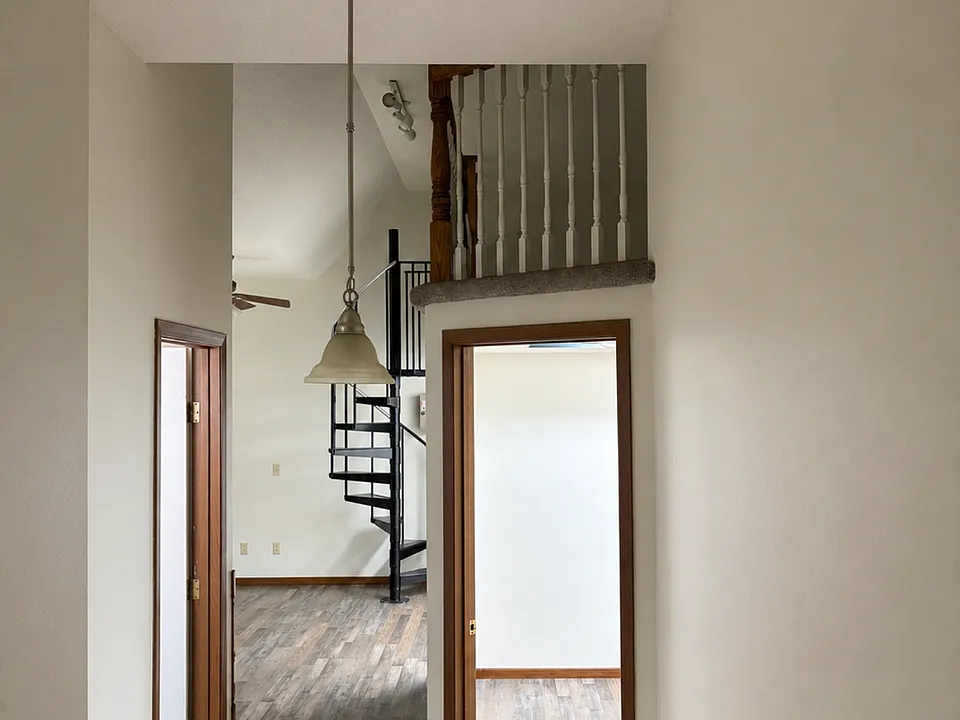 24 Main St N #1