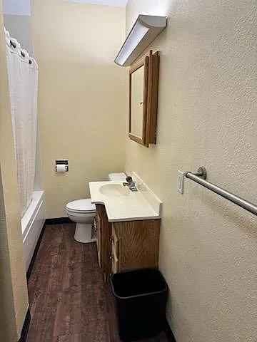1 bathroom - Main floor