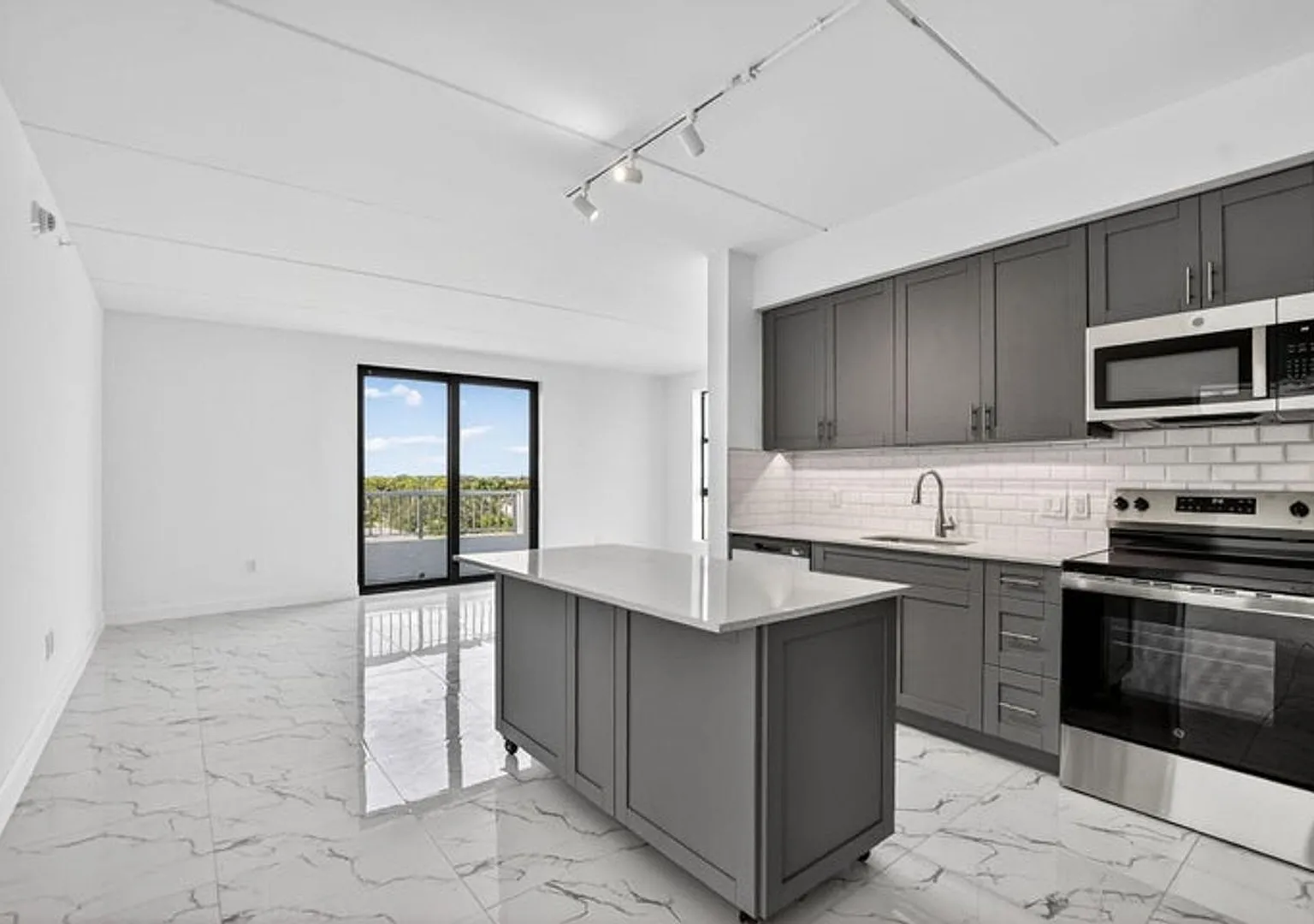350 W Hidden Valley Boulevard 104, Boca Raton, FL 33487 — Photo 3