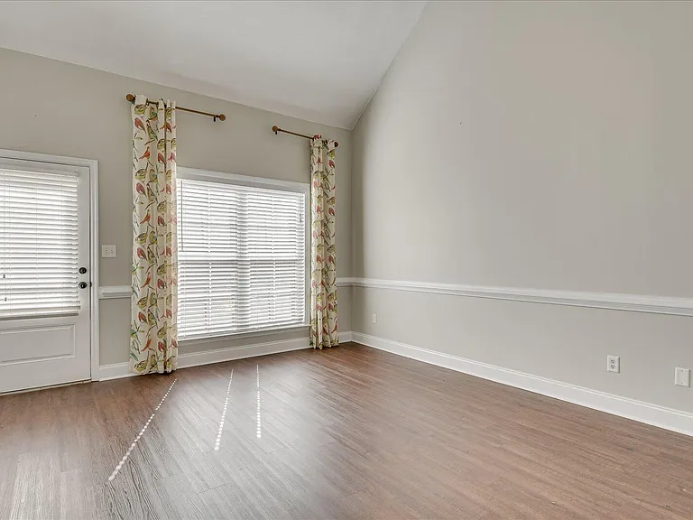 317 Buxton Ln — Photo 8