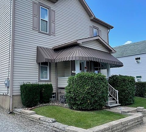 2nd image of 109 5th Ave