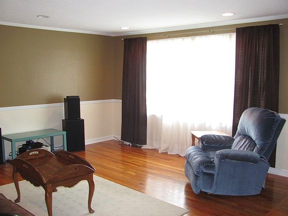 5th image of 914 W Linden St