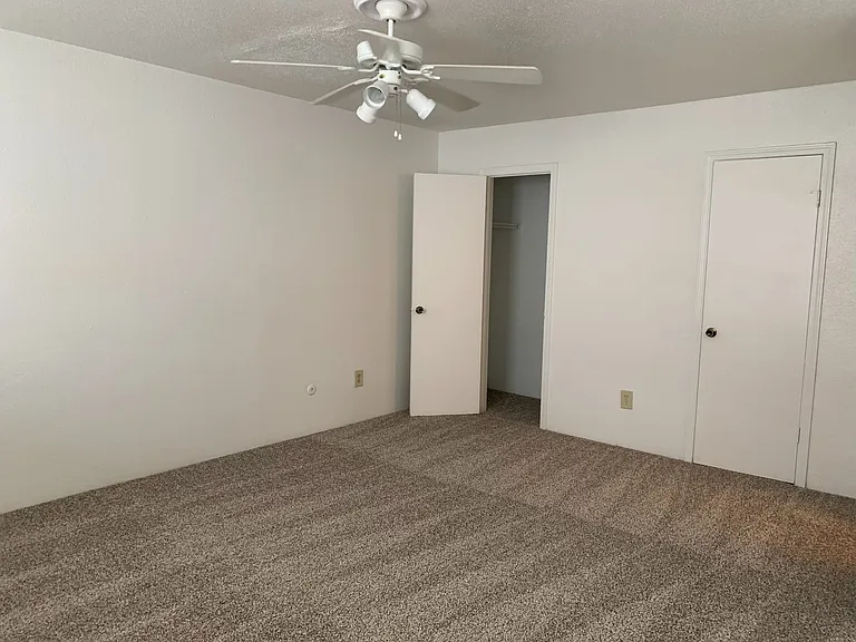Emerald Cove Apartments — Photo 54