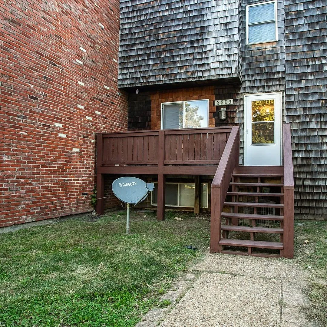 Looking for a spacious and comfortable townhouse in a convenient location? Look no further than 3... — Photo 3