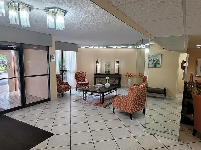 1300 Saint Charles Pl #L19 — Photo 2