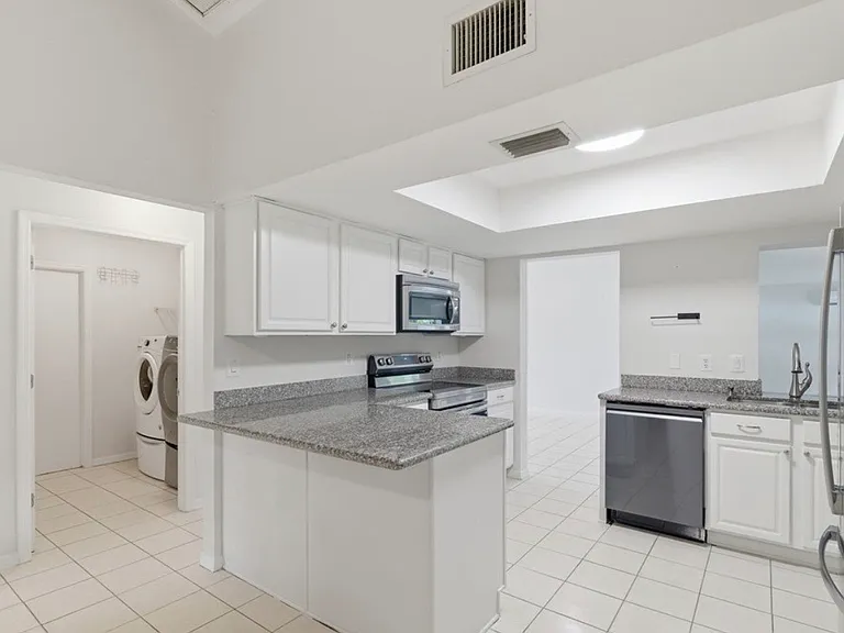 233 SW 43rd St — Photo 24
