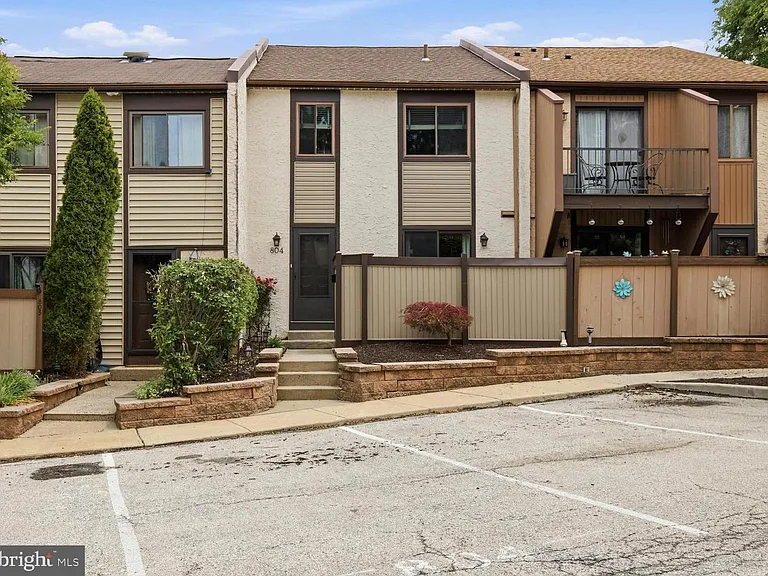 804 Bismark Way — Photo 1