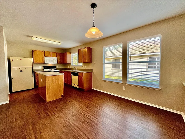 2200 Lookout Ln — Photo 4