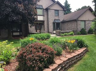 1117 Falcon Dr, Troy, MI 48098