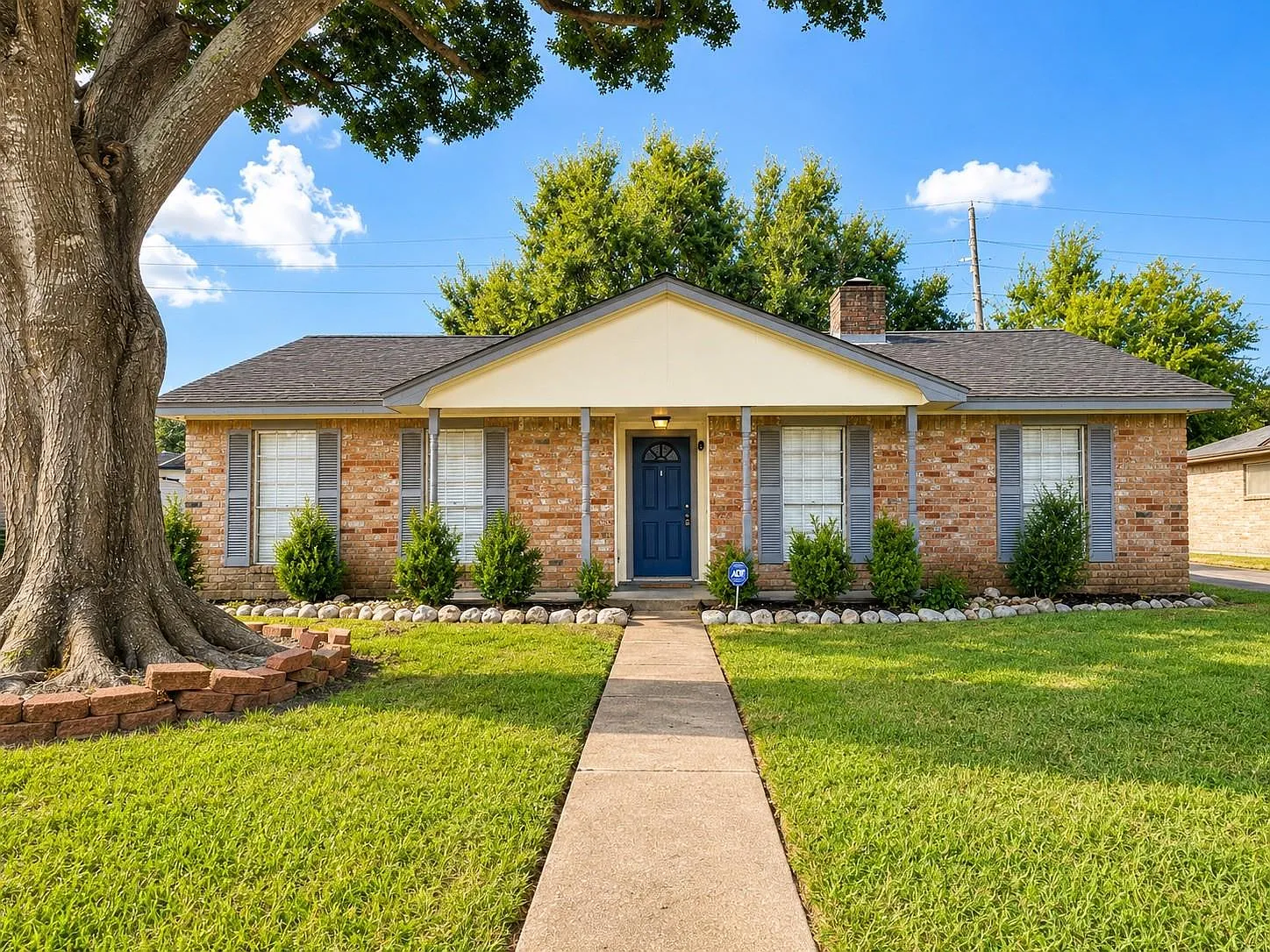 3 bed, 2.0 bath, 1795 sqft, $1,900 — Photo 1