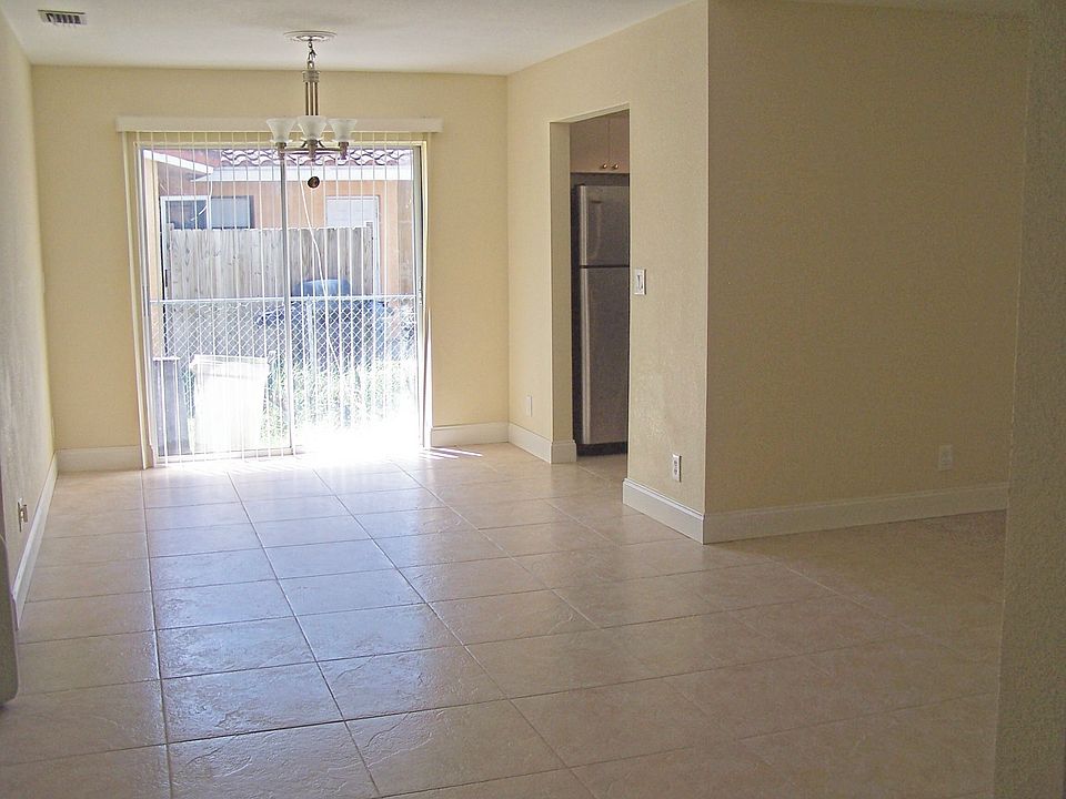 Gorgeous Porcelain Tile/Dining Area
