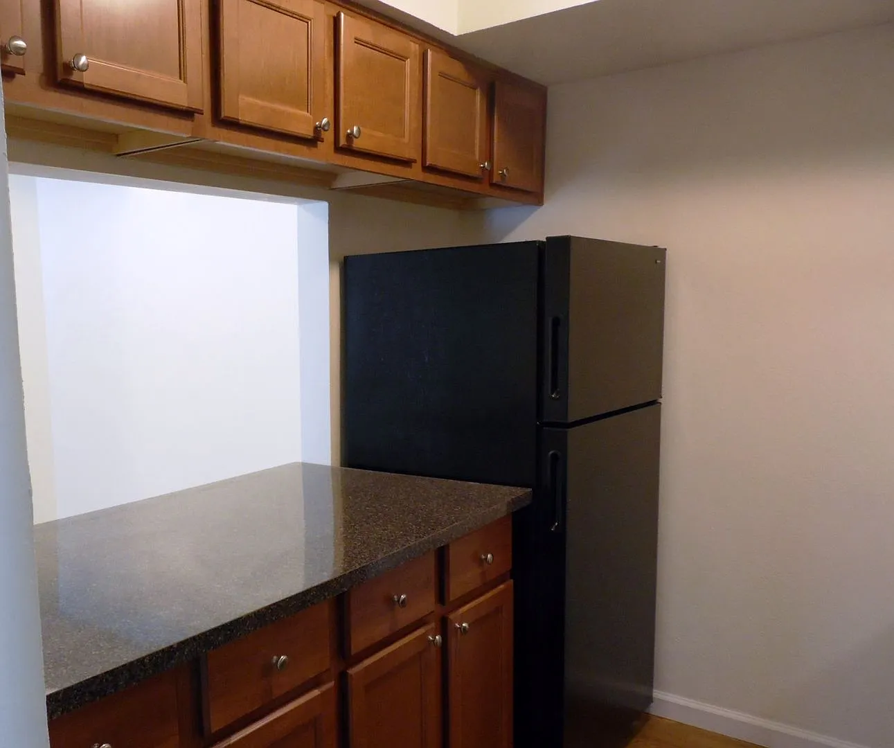 Royal Manor Apartments — Photo 2