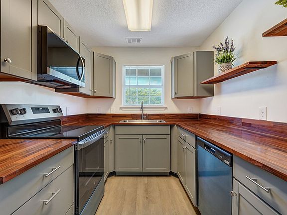 2nd image of 605 Rushing St