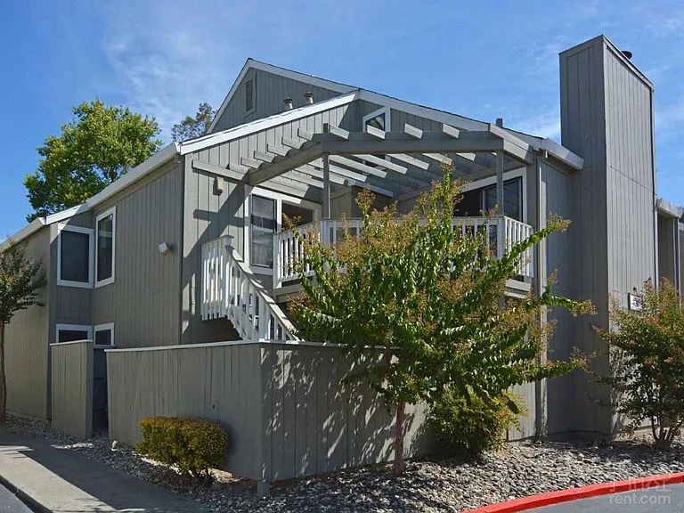 Eastlake Apartments — Photo 41