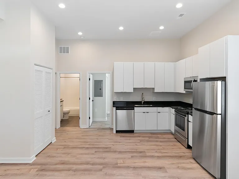 Avenue Eleven Apartments — Photo 11
