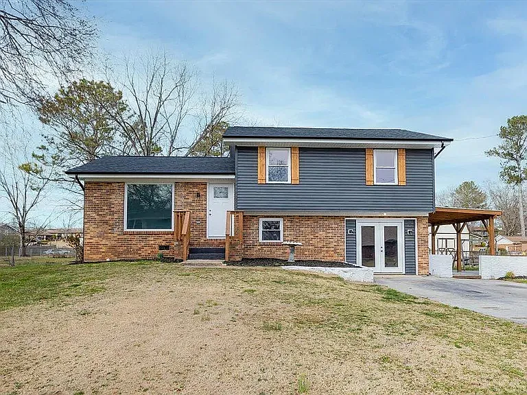 586 Pinewood Cir