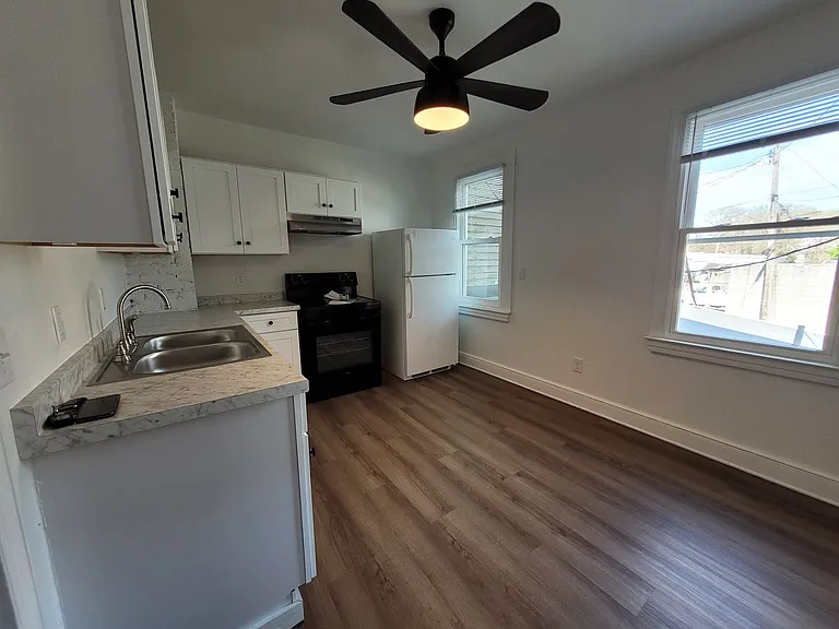 565 W Market St — Photo 2