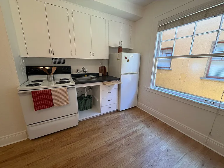 Greenway Apartments — Photo 33