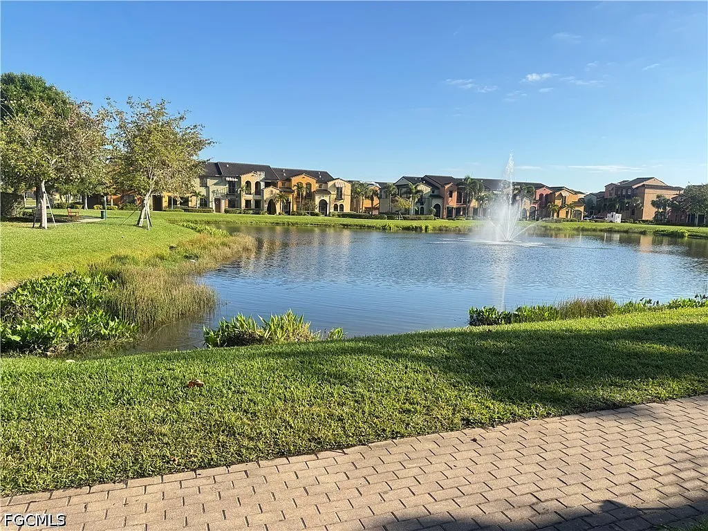 3 bed, 2.5 bath, 1637 sqft, $2,600 — Photo 2